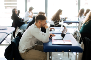 etudiant ecole de kiné en cours à ICOM