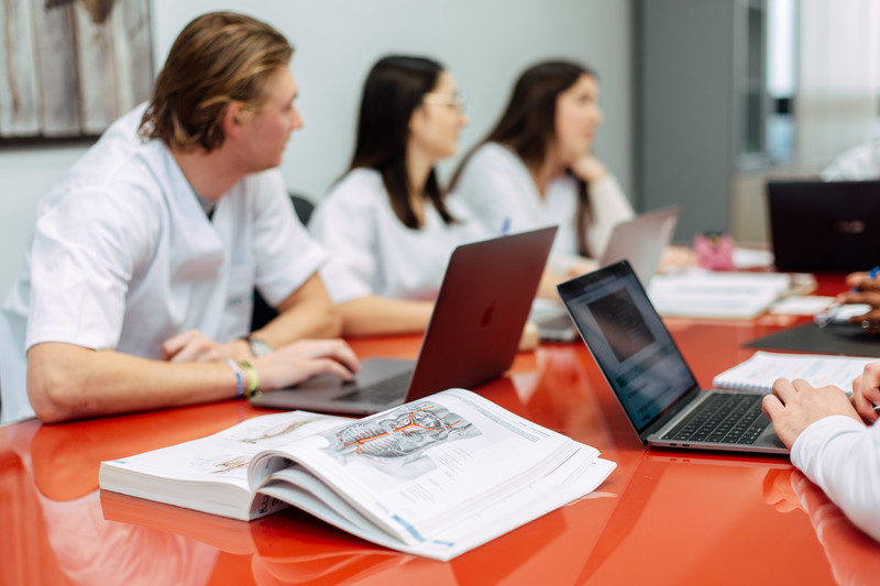 étudiants en formation de kinésithérapeute